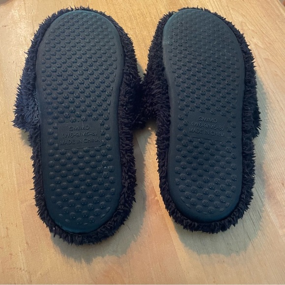Hogwarts Black Fuzzy Slippers unisex (W6-9)(M5-8) good condition - Picture 4 of 7